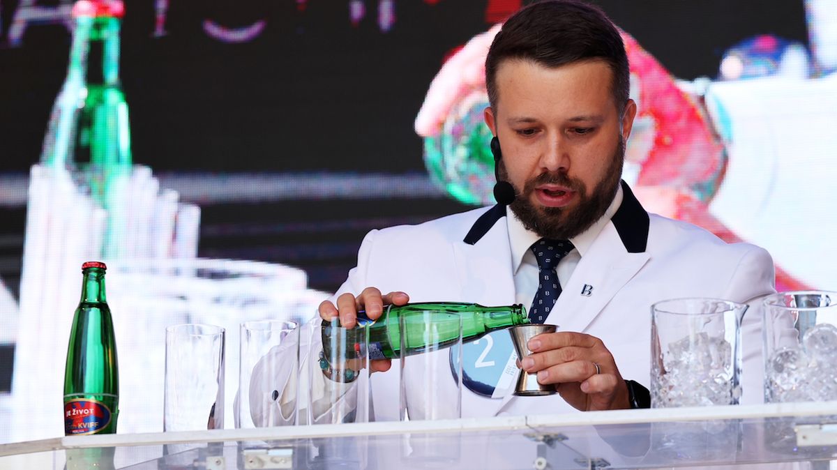 Český barman Vítězslav Cirok obdržel ve světové soutěži v míchání nealko drinků druhé místo